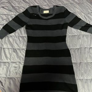 Black and Gray thigh high dress, quarter sleeved.